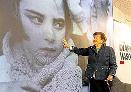 Juana, ante la pantalla en la que aparece ella con 6 años, cuando viajó a Inglaterra junto a sus cuatro hermanos.
