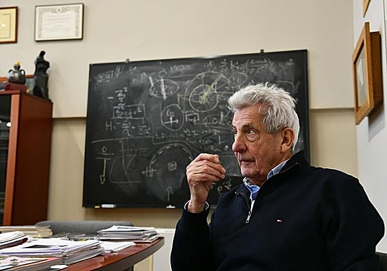 Pedro Miguel Etxenike, reflexivo durante un momento de la entrevista en su despacho del DIPC. morquecho