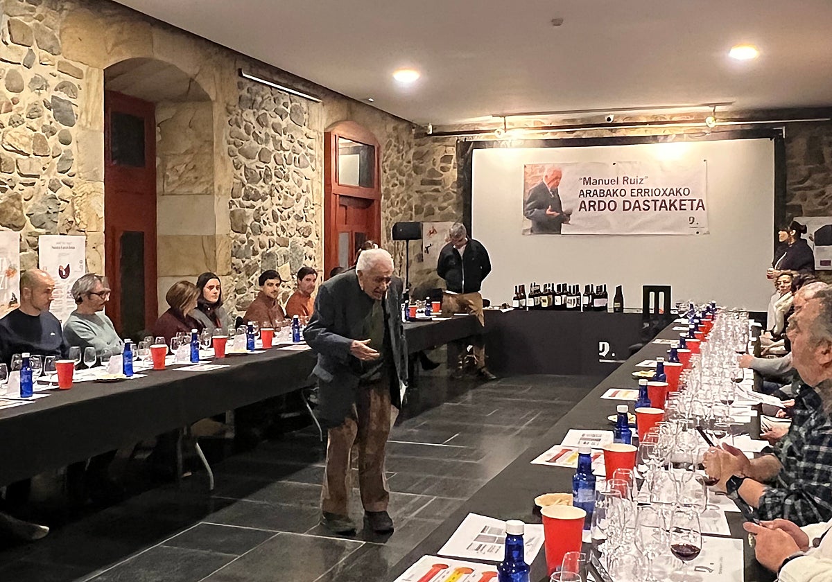 El enólogo Manuel Ruiz lleva décadas sentando cátedra en torno al vino en el Portalón.