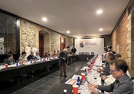 El enólogo Manuel Ruiz lleva décadas sentando cátedra en torno al vino en el Portalón.