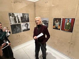 La fotógrafa Annie Leibovitz guía la visita ofrecida a los medios en la presentación de la muestra 'Wonderland' que protagoniza el Muelle de la Batería.