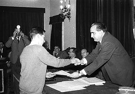 Entrega de diplomas en el instituto Peñaflorida en 1963.