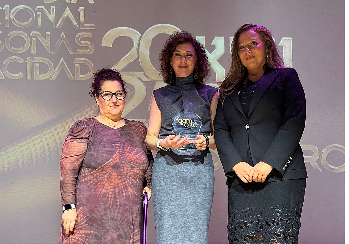 Pilar Quesada, Tesorera FAAM; Marisa Merino, directora de Ospitalarioak , y Rebeca Gómez, delegada de Justicia de la Junta de Andalucía en Almería.