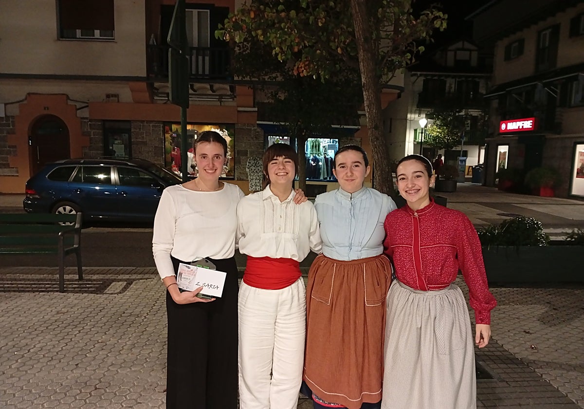 Euskal Herriko Aurresku Txapelketako lau parte-hartzaile legazpiarrak atzo, Hondarribian.