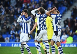 Barrene, Goti y Carrera se lamentan de una ocasión desaprovechada al final del partido contra el Villarreal