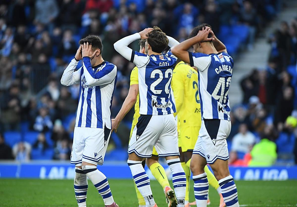 Barrene, Goti y Carrera se lamentan de una ocasión desaprovechada al final del partido contra el Villarreal