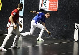 Mariezkurrena llega al txoko para llevar una pelota el sábado en el Madalensoro. Al lado, Artola.