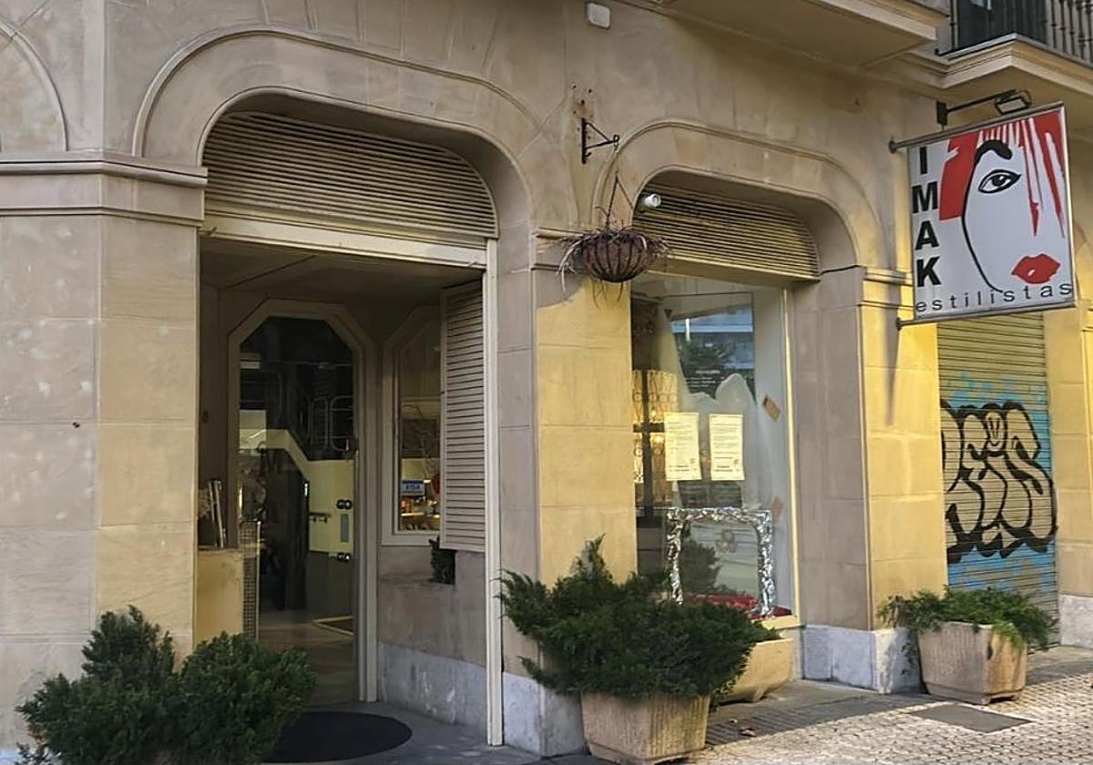 Adiós a una peluquería con 37 años de historia en el centro de San Sebastián: «Han sido décadas llenas de vida e ilusión»