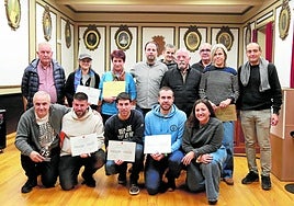 Los grandes donantes en el acto al que también acudieron representantes municipales y de la delegación local de la Asociación de Sangre.