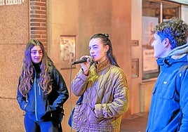 Earra! bertso eskolako kideek antolatutako bertso poteoa.