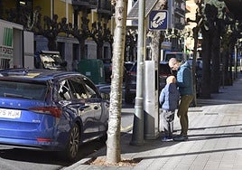 Una persona se dispone a pagar el aparcamiento regulado por OTA, ayer, en la avenida de Fueros.