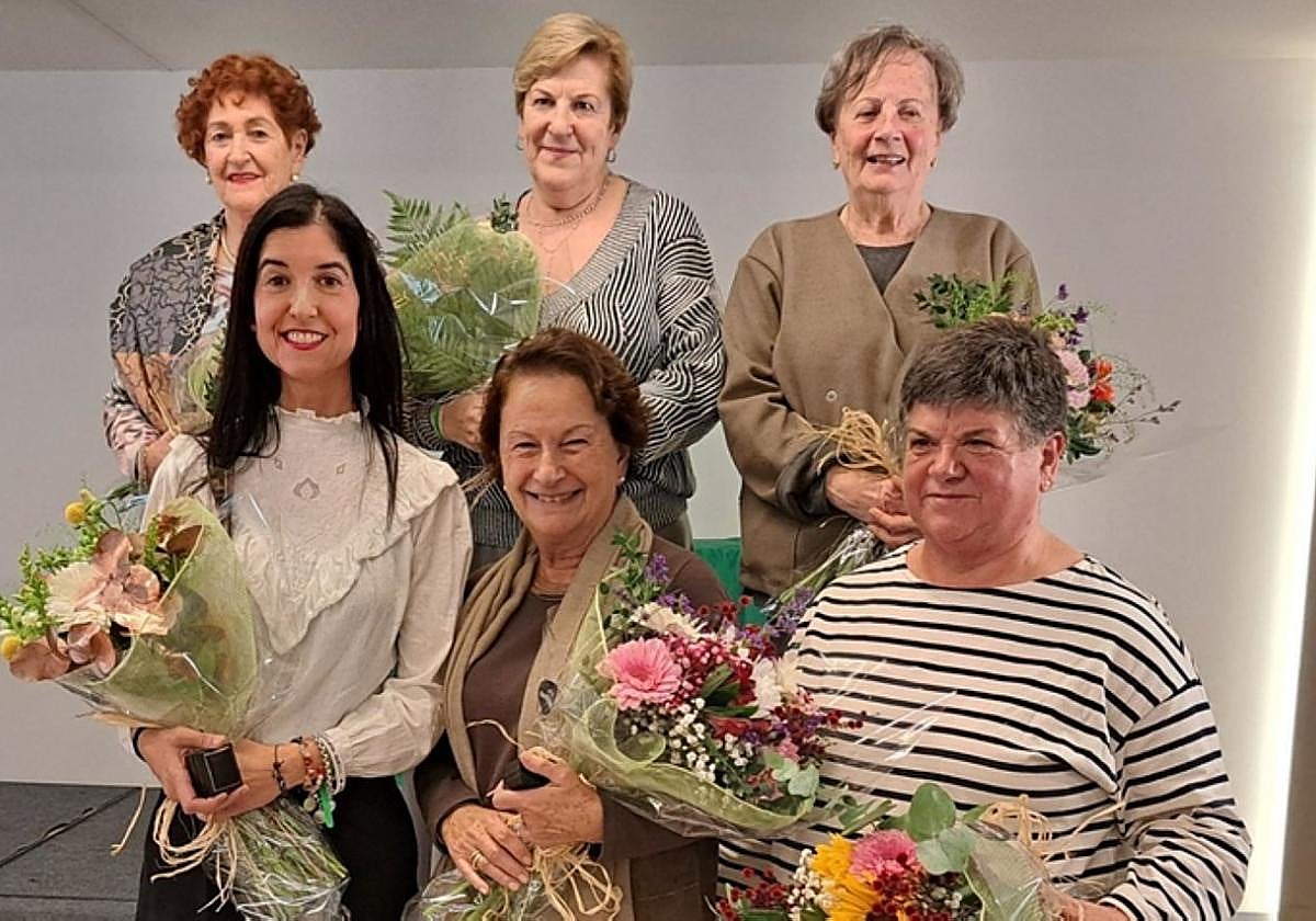 María Rosario en la fila de arriba, a la izquierda, en el homenaje.