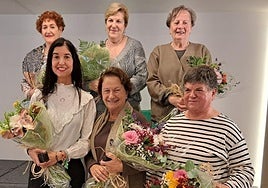 María Rosario en la fila de arriba, a la izquierda, en el homenaje.