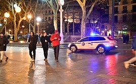 Un coche patrulla de la Ertzaintza, en el Boulevard donostiarra.