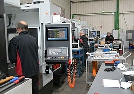 Varios técnicos industriales se emplean en una empresa guipuzcoana.