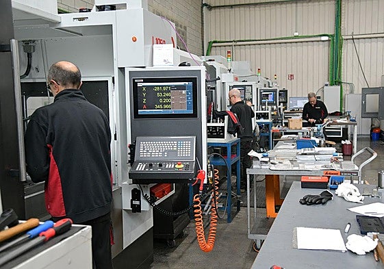 Varios técnicos industriales se emplean en una empresa guipuzcoana.