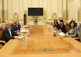 José Ignacio Asensio y Eider Mendoza con el equipo negociador de EH Bildu, encabezado por Maddalen Iriarte.