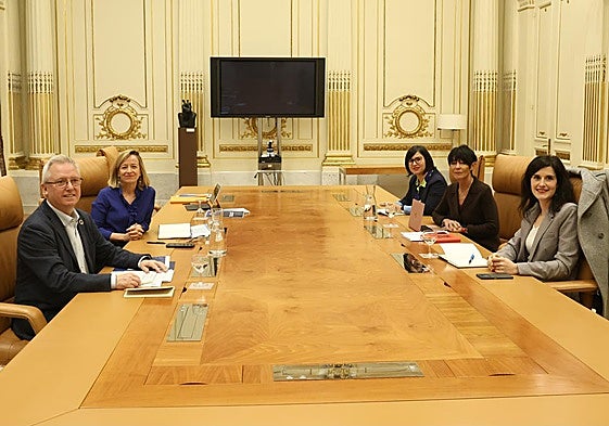 José Ignacio Asensio y Eider Mendoza con el equipo negociador de EH Bildu, encabezado por Maddalen Iriarte.