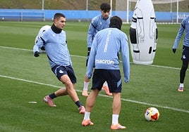 Karrikaburu golpea el esférico junto a Jon Martín en el entrenamiento de este martes en Zubieta