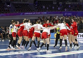 Las jugadoras de Serbia celebran en piña la victoria.