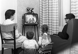 Familia viendo la televisión en los años 60.