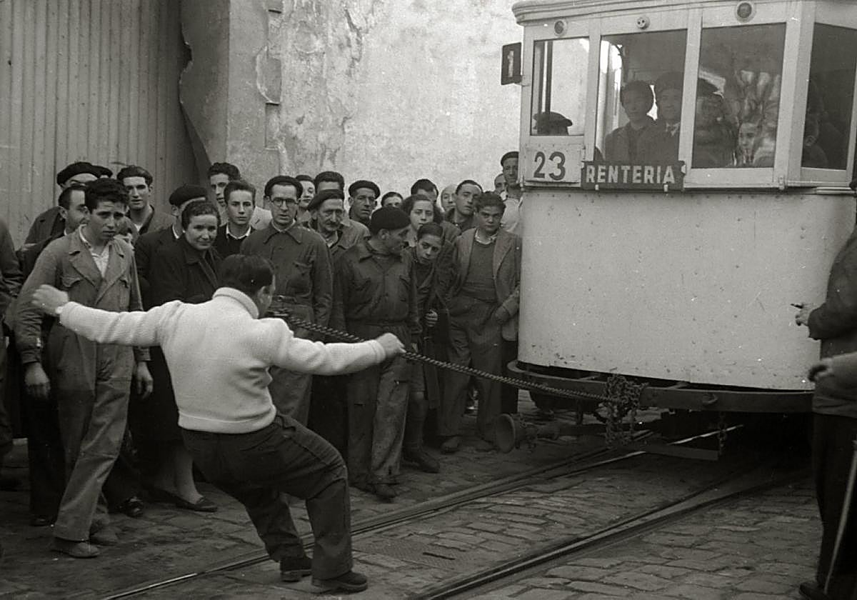 Carson, tirando de un tranvía con la mandíbula en febrero de 1946.