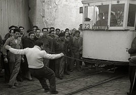 Carson, tirando de un tranvía con la mandíbula en febrero de 1946.