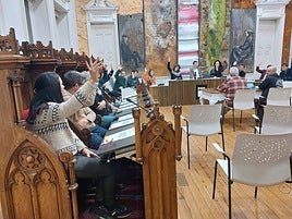 Ediles del PSE-EE en primer plano votando a favor.