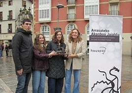 El concejal de cultura Andoni Arratibel, Maitane Arretxe y María Zubimandi, de Hauspoz, y la alcaldesa Maider Morras.