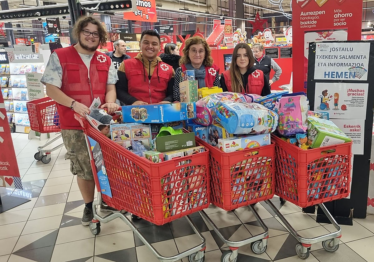 Voluntarios de Cruz Roja Alto Deba en un campaña de recogida anterior en el híper Eroski de Arrasate.