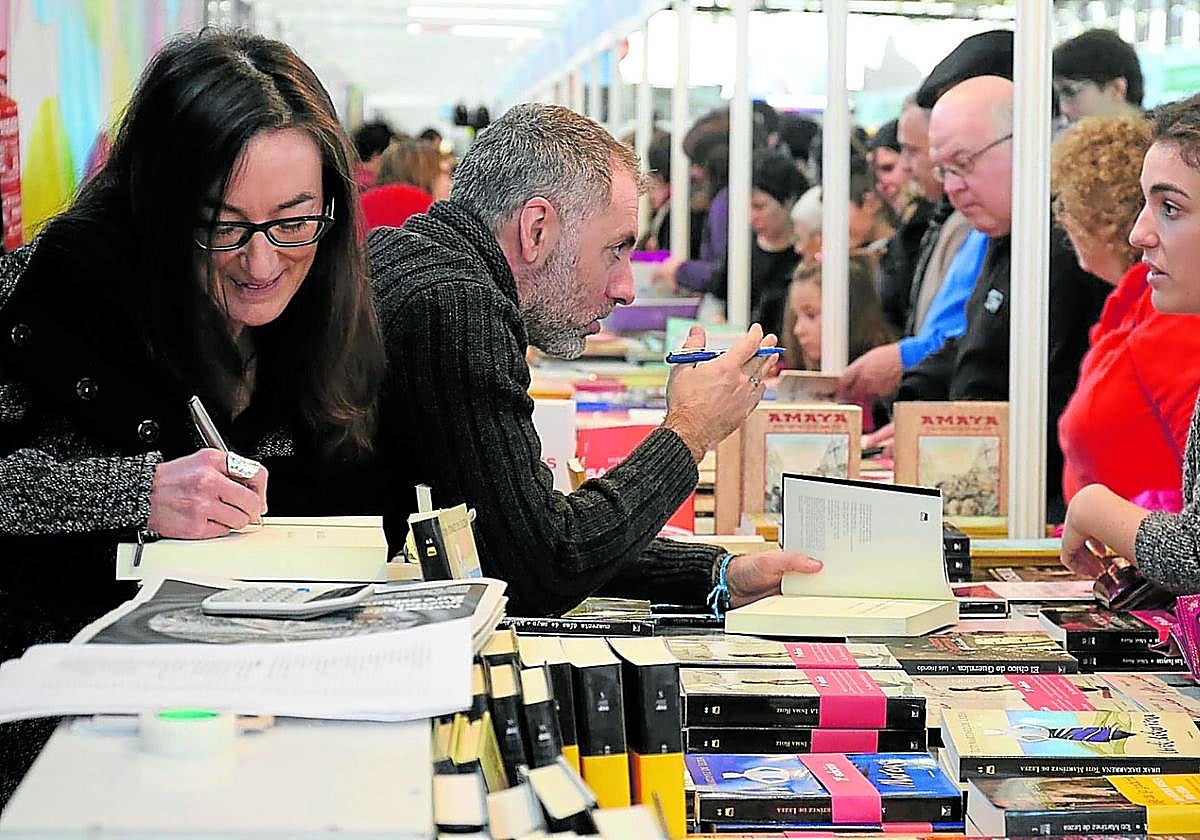 Inma Roiz eta Mikel Alvira liburuak sinatzen, Landako Gunean.