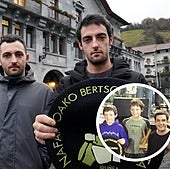 Joanes eta Xabat Illarregi, Nafarroako bertso txapelketako sari nagusia eskuetan duela, Leitzako plazan.