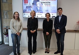Ana López, concejala de Cultura, Karmele Segura, representante de Caja Laboral, Ana Urkiza, presidenta de Eusko Ikaskuntza, y Yosu Arraiz, director de Estrategia de la Diputación, esta mañana en la sede de Eusko Ikaskuntza en Donostia.