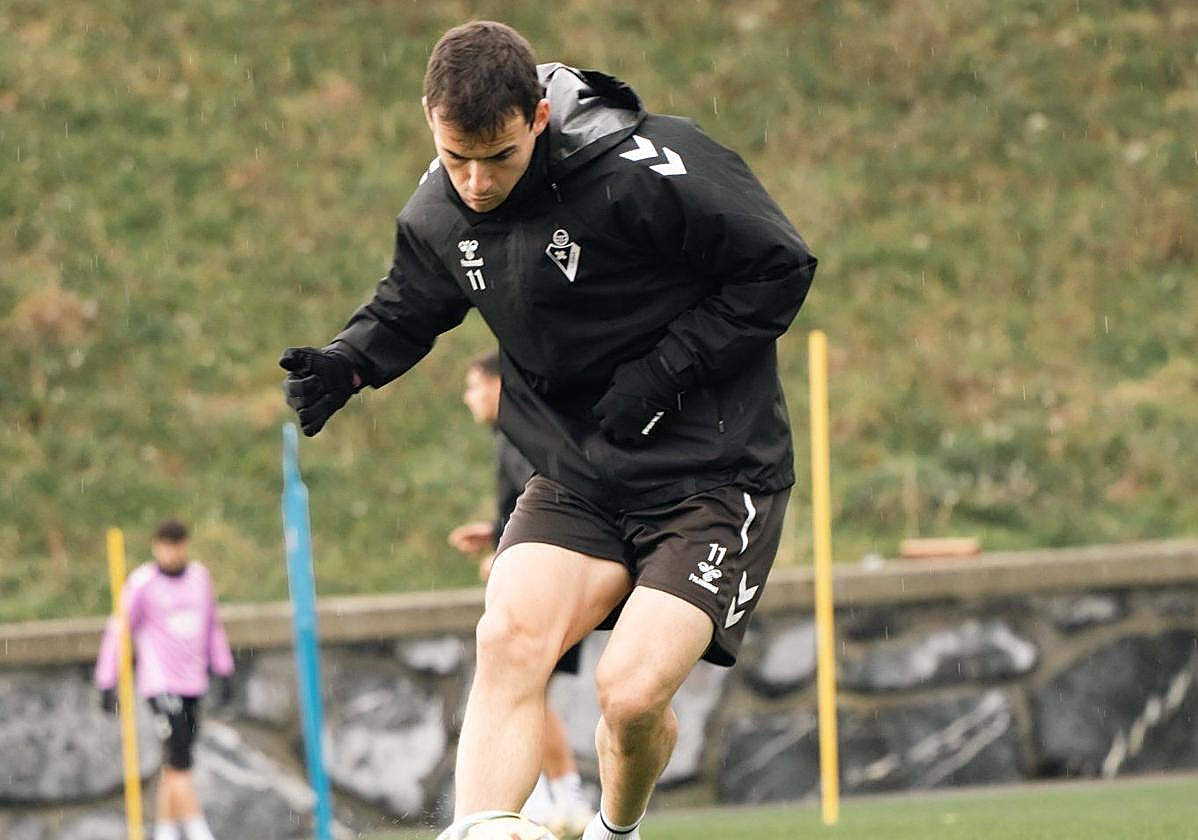 Magunazelaia realiza un pase en el gélido entrenamiento de ayer