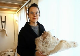 Oihana Garro, arkumeen larrua eskuetan duela.