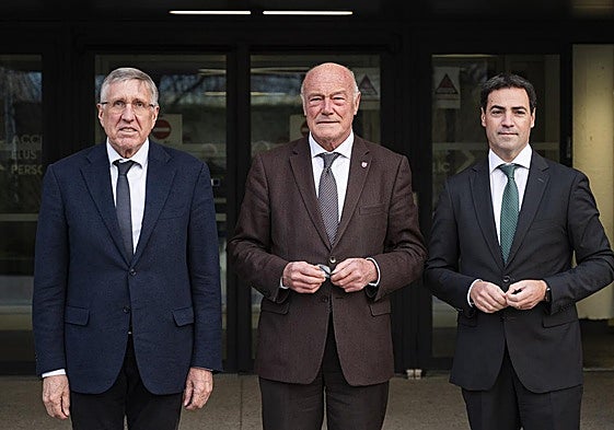 François Bausch, coordinador europeo del corredor atlántico; Alain Rousset, presidente de Nueva Aquitania; e Imanol Pradales, en la reunión de ayer.