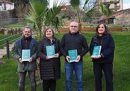 Aitor Manterola, Miriam Urkia, Imanol Azkue eta Belen Uranga, Komentuko lorategian.