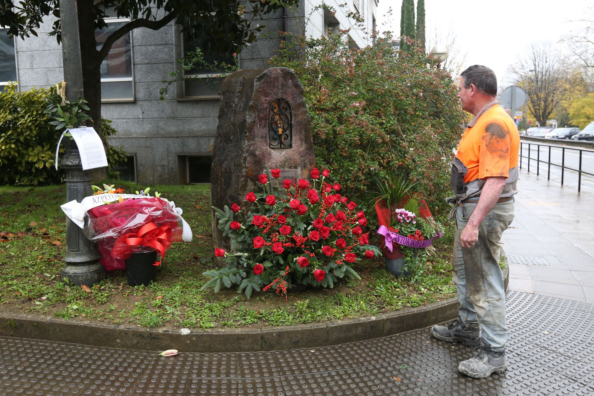 Monolito en recuerdo a Inaxio Uria en Azpeitia, junto al lugar donde fue asesinado a tiros por ETA.