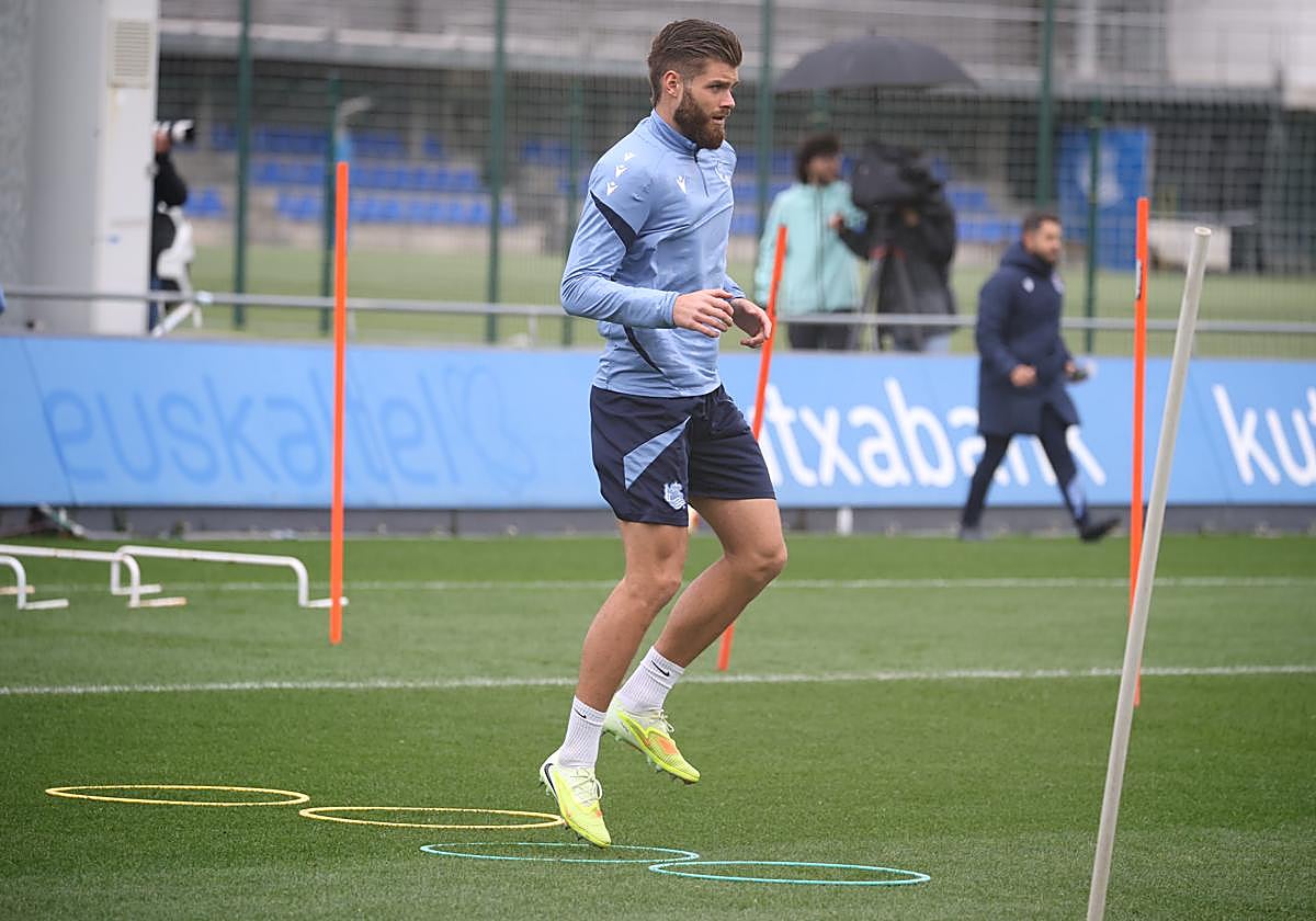 Caleta-Car en el entrenamiento de este martes en Zubieta.