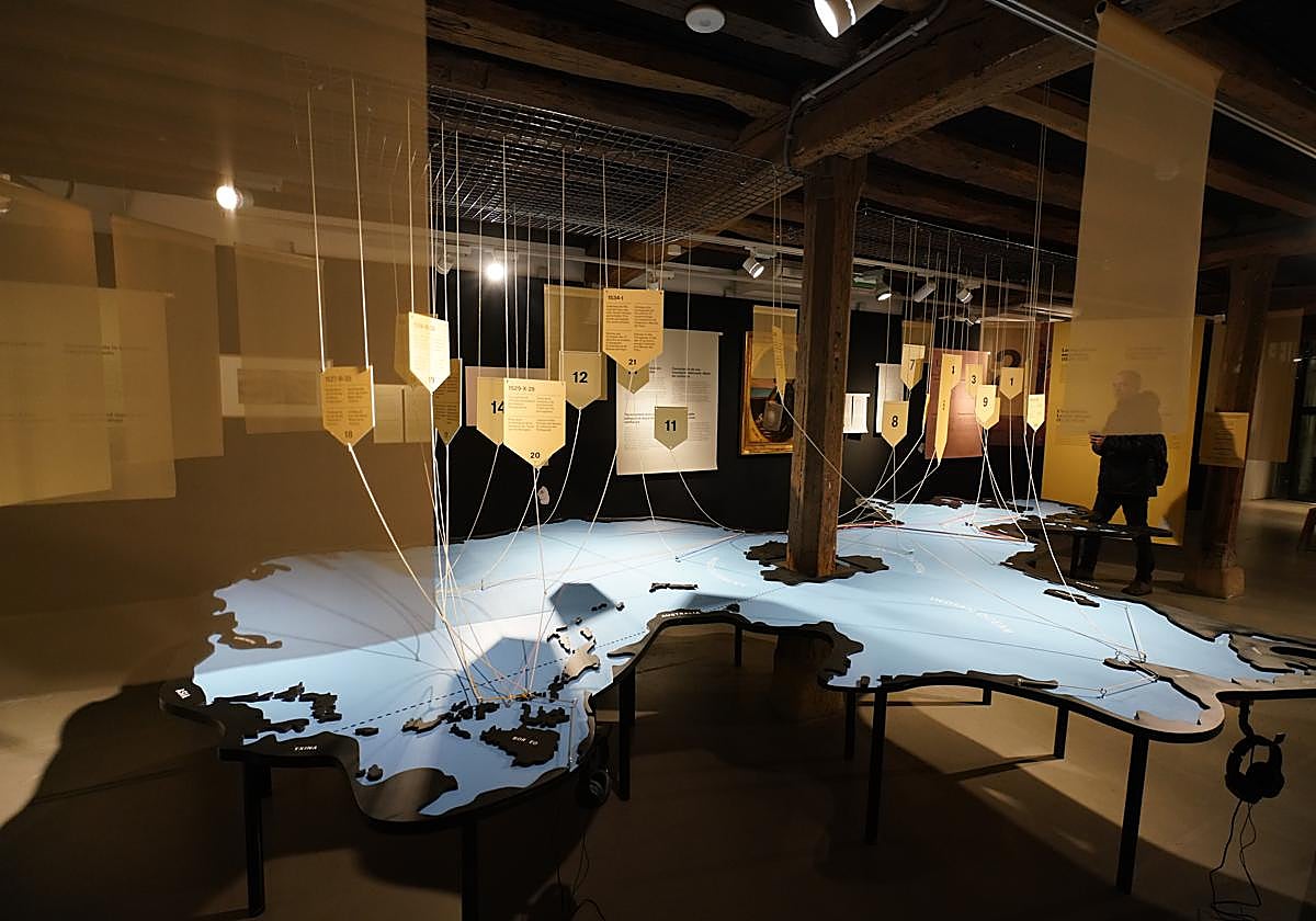 Maqueta con las escalas del segundo viaje de Elcano, en el museo donostiarra.