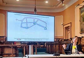 Laborda con el plano de la nueva actuación que se suma a la reurbanización de la zona de villas de Anaka.
