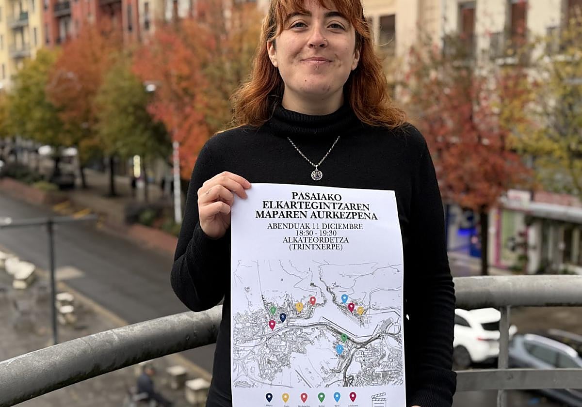 Laura Ré posa con el cartel que anuncia la sesión prevista para el día 11 en Trintxerpe.