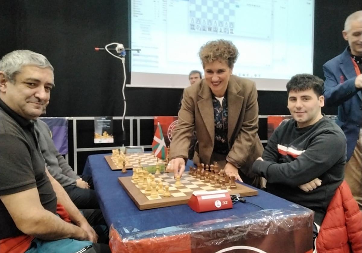 La alcaldesa en el momento del saque de honor.