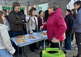 Ikasleek eginjko patata tortila pintxoak eta bizkotxo zatiak salgai.