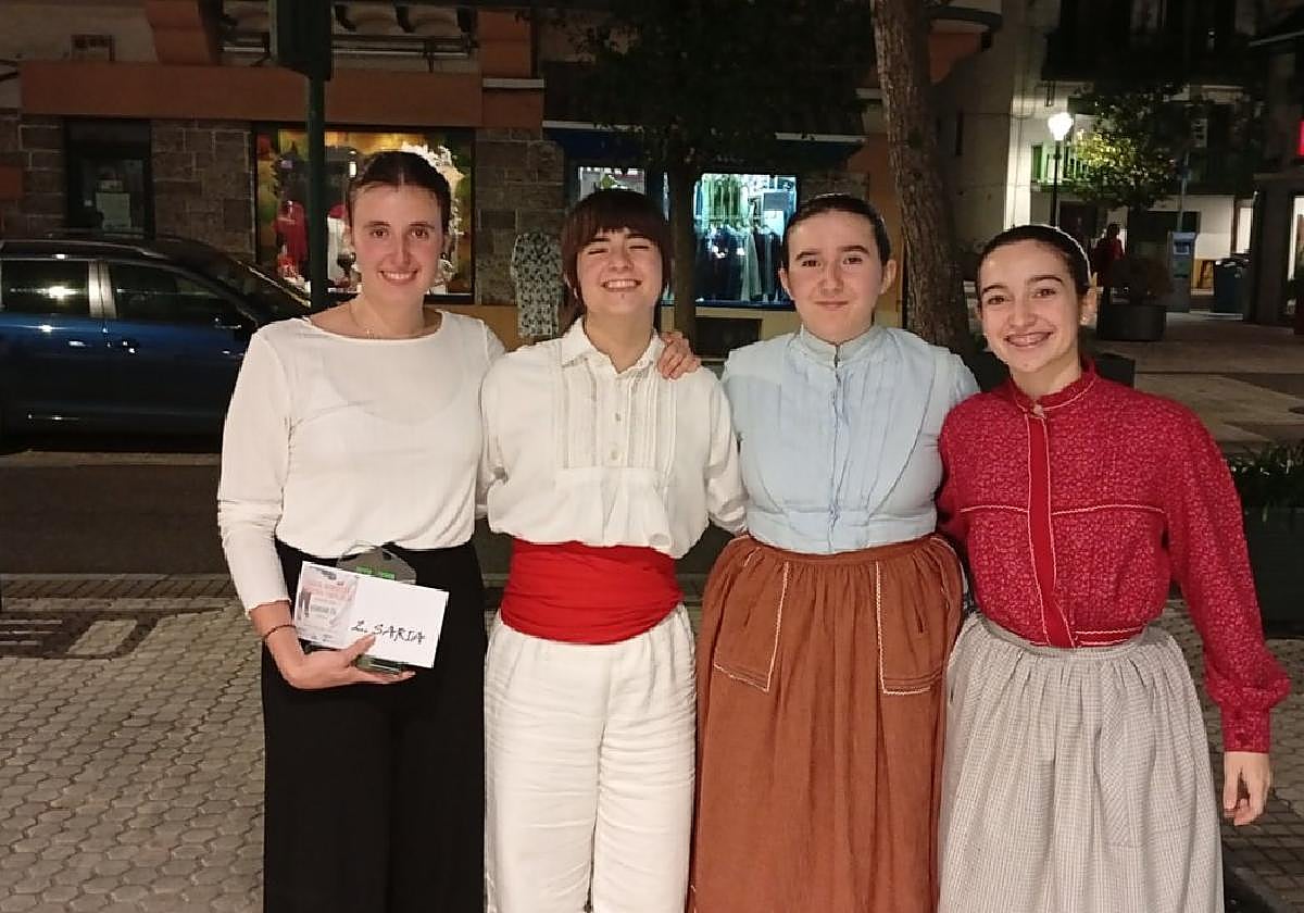 Las cuatro dantzaris legazpiarras que el domingo participaron en el Campeonato de Aurresku en Hondarribia.