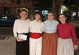 Las cuatro dantzaris legazpiarras que el domingo participaron en el Campeonato de Aurresku en Hondarribia.