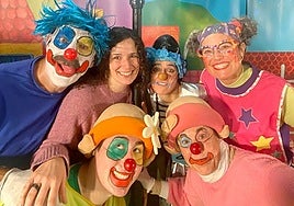 Virginia Garcia eta Birtxi farozaina, Porrotx, Marimototx, Pupu eta Lorek inguratuta.