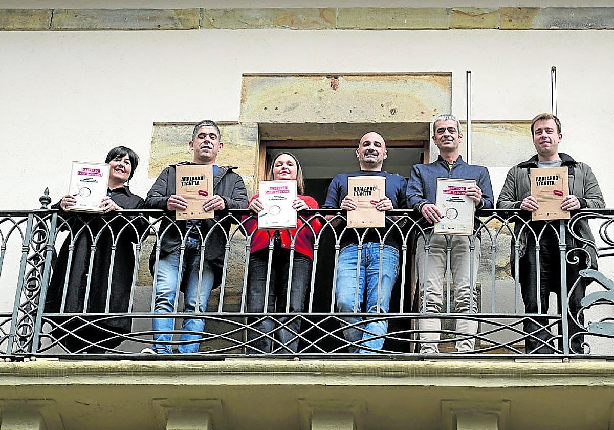 Aurzkezpeneko protagonistak, bi misterio jolasak eskuen artean dituztela.