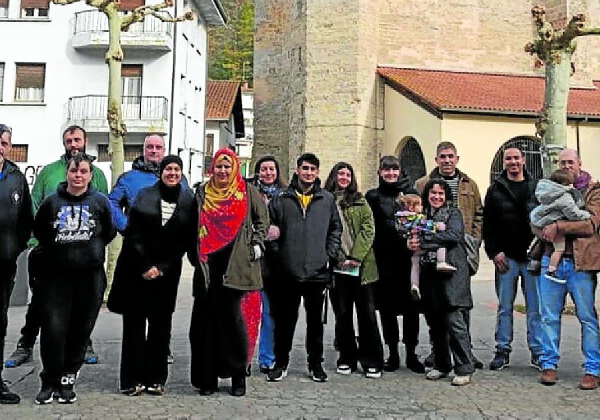 Herrian erroldatu diren hainbat lagunek hartu zuten parte ongietorrian.