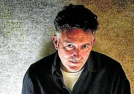 Mikel Santiago (Portugalete, 1975) dice que su nuevo libro «es una buena entrada para quienes nunca me han leído».